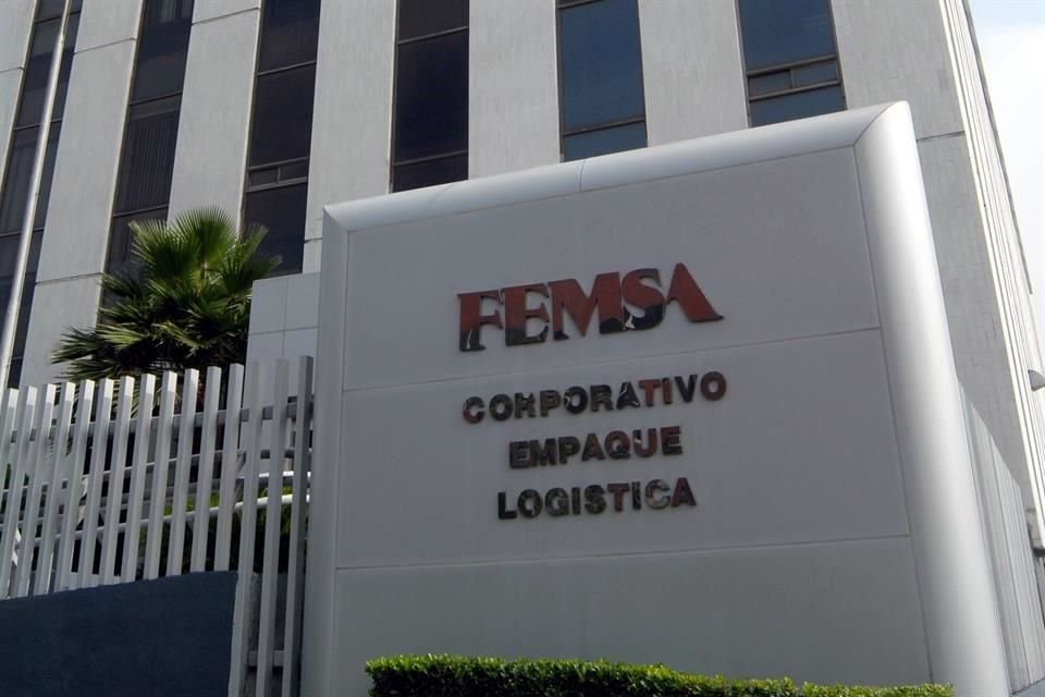 FEMSA anuncia a la BMV la compra del 100% de las acciones de la cadena suiza Valora Holding Group, por mil 200 millones de dólares.