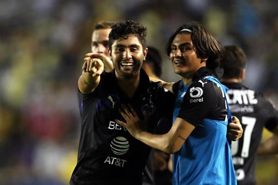 Jaziel Martínez abraza a su hermano tras anotar un gol.