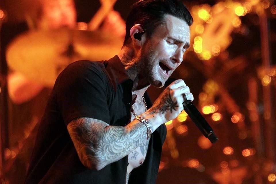 El sex appeal de Adam Levine, líder de Maroon 5, prende a mujeres y hombres en el primer día de la décima edición del Festival Pa'l Norte.