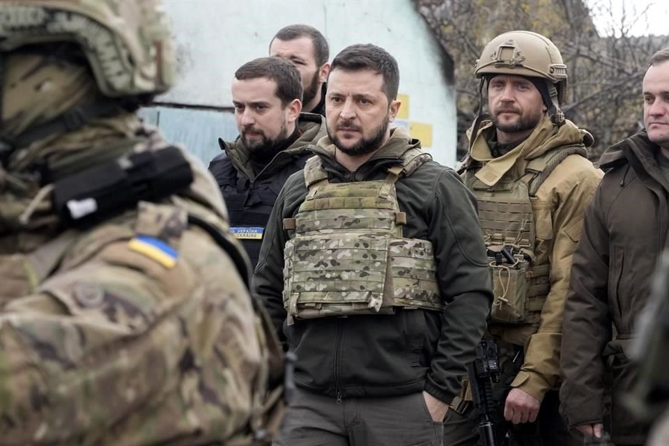 El Presidente de Ucrania, Volodymyr Zelensky, en la localidad de Bucha, a las afueras de Kiev, donde fueron hallados cuerpos de decenas de civiles tras la retirada rusa de la zona.