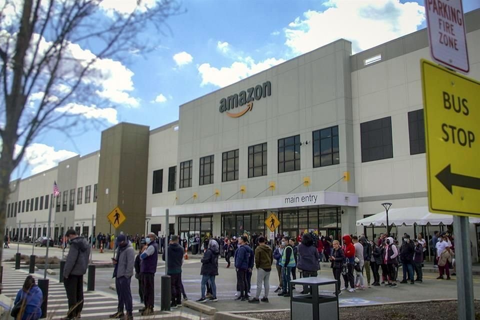 Empleados de Amazon han afirmado que el gigante de las ventas electrónicas usó sin autorización los datos de otros vendedores en su plataforma.