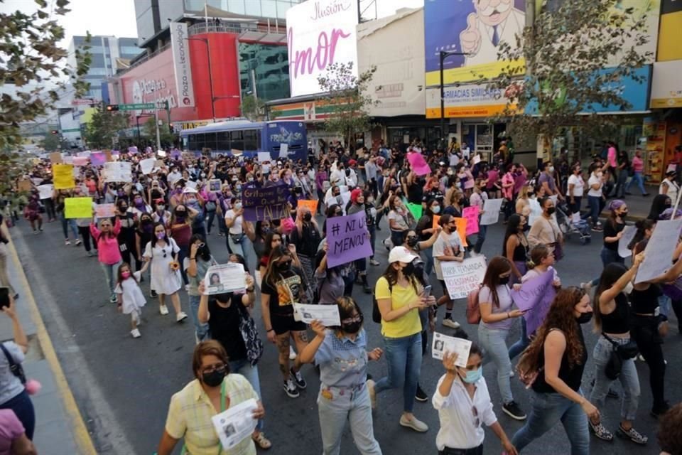 Mujeres protestan, en el Centro, por las desapariciones de mujeres en NL.
