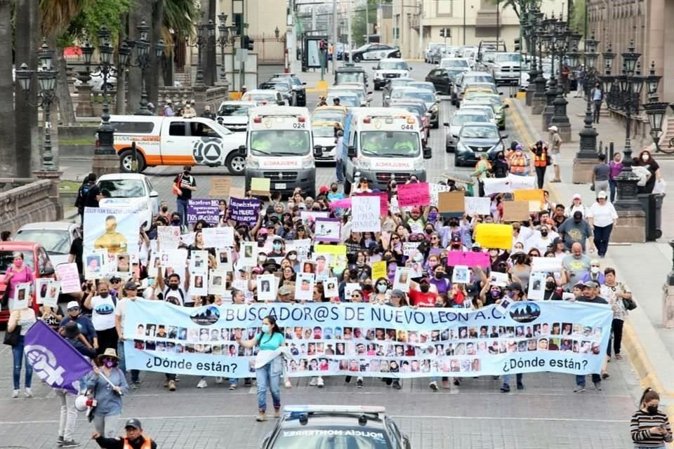 Por segundo día consecutivo, ciudadanos exigen justicia por desaparecidos en Nuevo León.