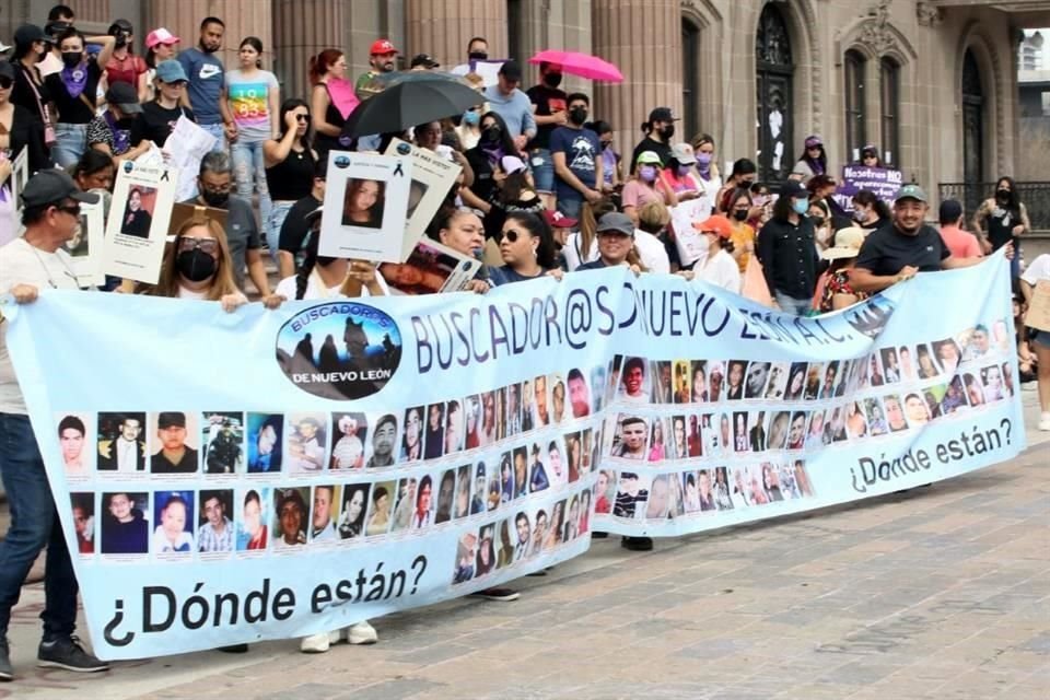 Por segundo día consecutivo, ciudadanos exigen justicia por desaparecidos en Nuevo León.