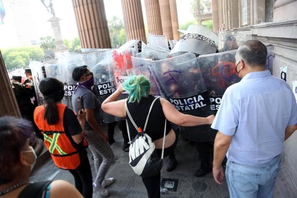 Los policías impidieron el ingreso de manifestantes al Palacio de Gobierno.