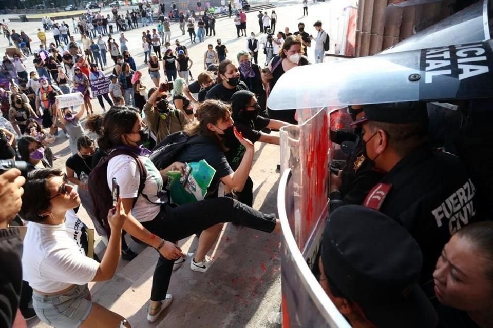 Luego de que policías les impidieron el paso, manifestantes sostuvieron enfrentamientos con los elementos.