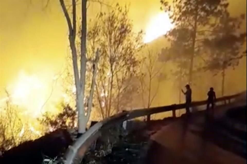 El incendio en la Sierra de Santiago avanzó ayer sin control hacia Puerto Genovevo, El Manzano y La Nogalera, y por el viento en la zona las llamas se extendían con rapidez.