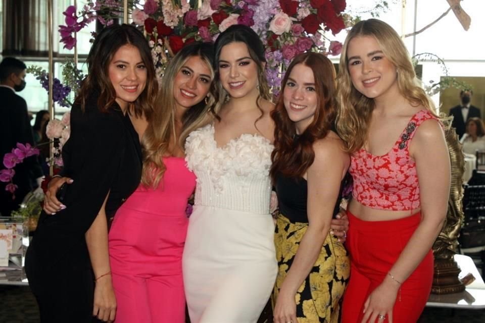 Melissa Flores, Dania Hernández, Priscila Cantú Camarena, Liliana Peña y Caro Montemayor