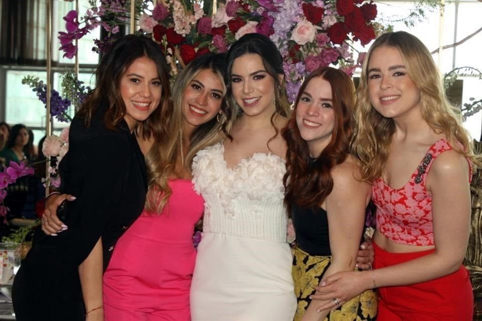 Melissa Flores, Dania Hernández, Priscila Cantú Camarena, Liliana Peña y Caro Montemayor