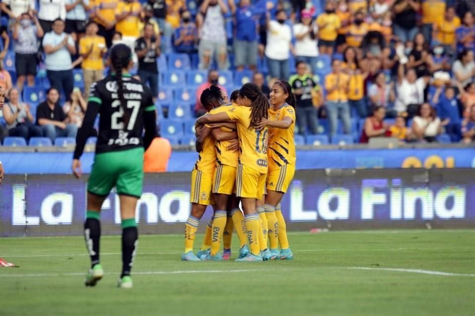 Con un triplete de Uchenna Kanu, Tigres Femenil goleó este lunes 4-1 a Santos y llegará con todo al Clásico Regio Femenil, a disputarse el próximo lunes en el BBVA.