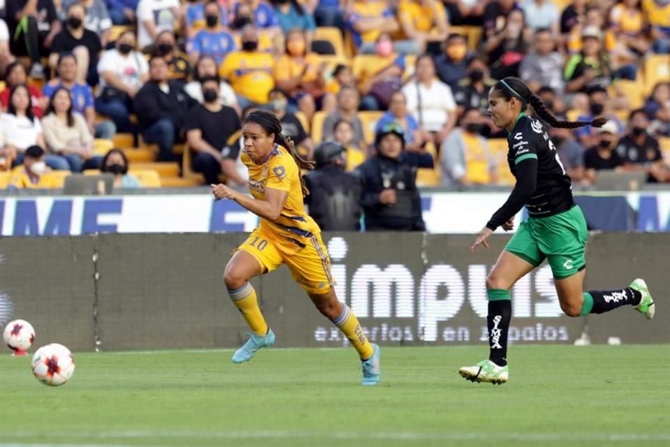 Con un triplete de Uchenna Kanu, Tigres Femenil goleó este lunes 4-1 a Santos y llegará con todo al Clásico Regio Femenil, a disputarse el próximo lunes en el BBVA.