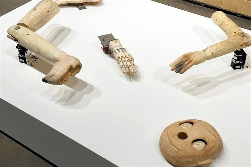A jab line integra piezas escultóricas de madera de pino del muñeco incompleto de Pinocho.