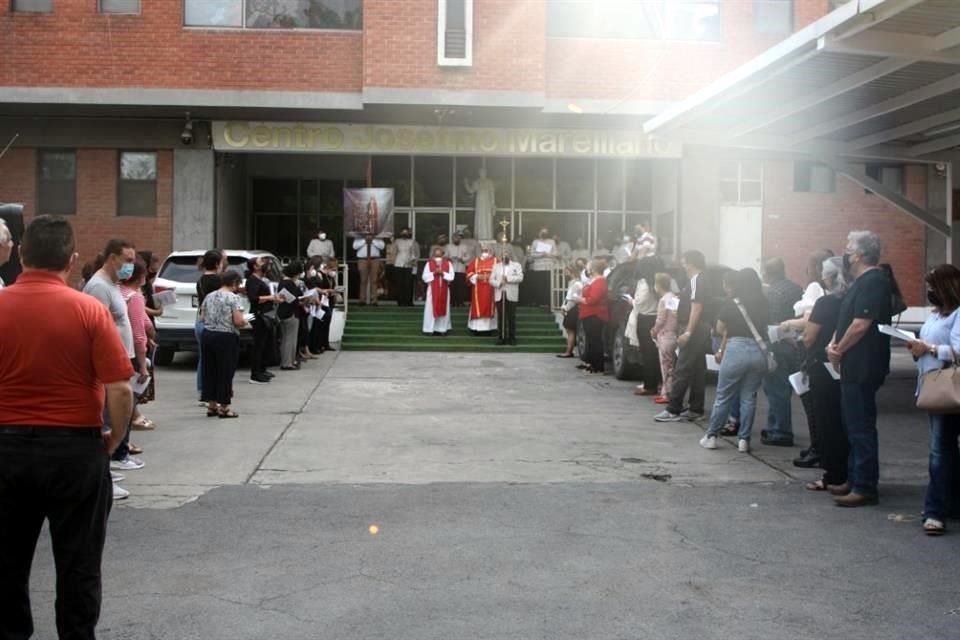 El Viacrucis partió desde el salón parroquial del Espíritu Santo.