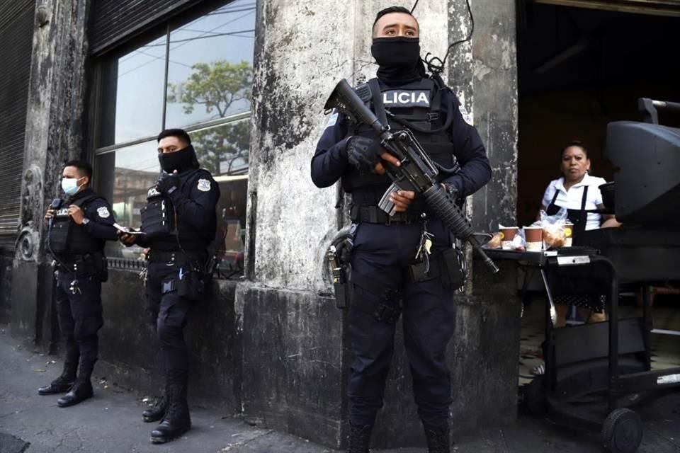Policías fuertemente armados vigilan las calles de San Salvador tras el régimen de excepción.