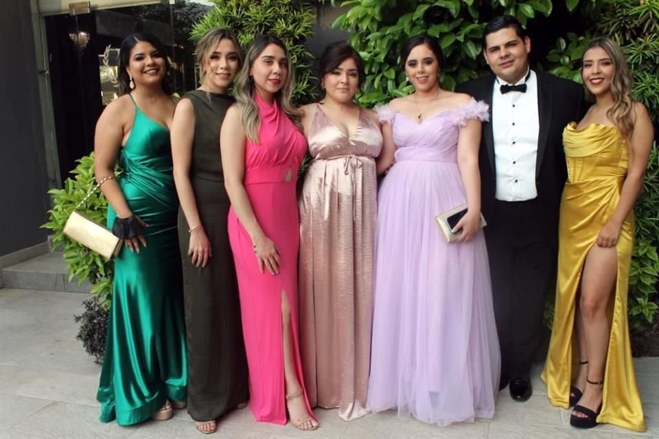 Cecilia Barbosa, Karen Ruiz, Marisol Palacios, Denisse Castillo, Daniela Vergel, Alán Dávila y Carolina Carrillo