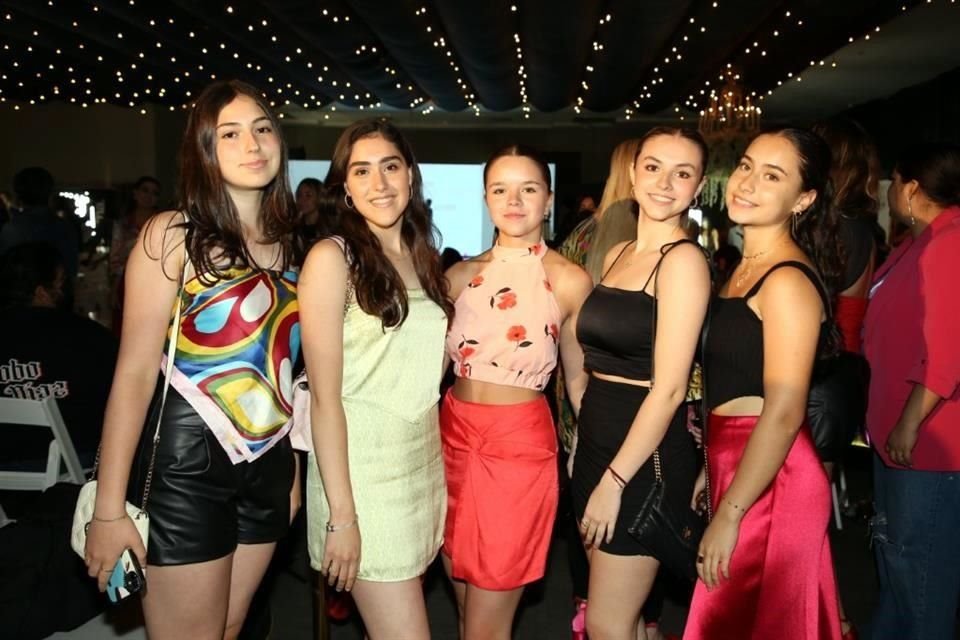 Cordelia Benavides, Ana Gaby Guzmán, Renata Abaroa, Vanessa Robles e Isabella Lara