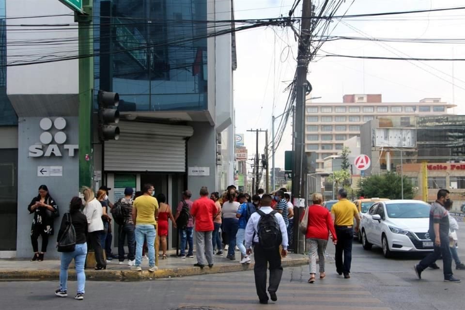 Decenas de personas formaron una larga fila afuera de las oficinas de la Administración Local del SAT en Monterrey.