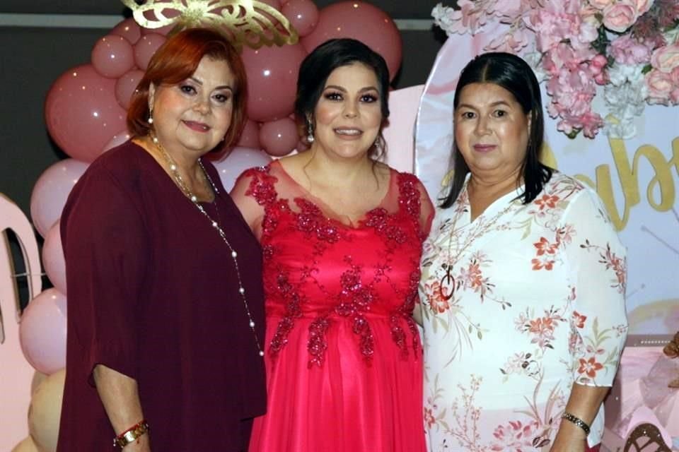 Nora Nelly Álvarez de Pequeño, Nallely Yllen Pequeño de Flores y María Elia de Flores