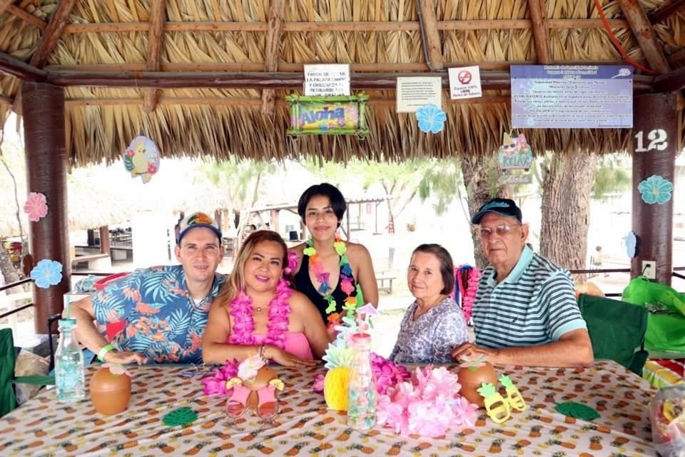 Gerardo Sánchez, Margarita Mendoza, Gaby Sánchez, Martha Maldonado y Ramón Sánchez