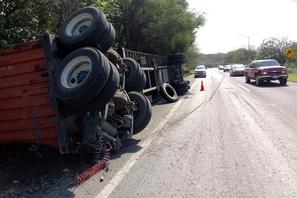 El accidente se reportó a las 10:25 horas en el kilómetro 209 de la vía federal, en dirección al norte, a la altura de la Comunidad Los Pinos.