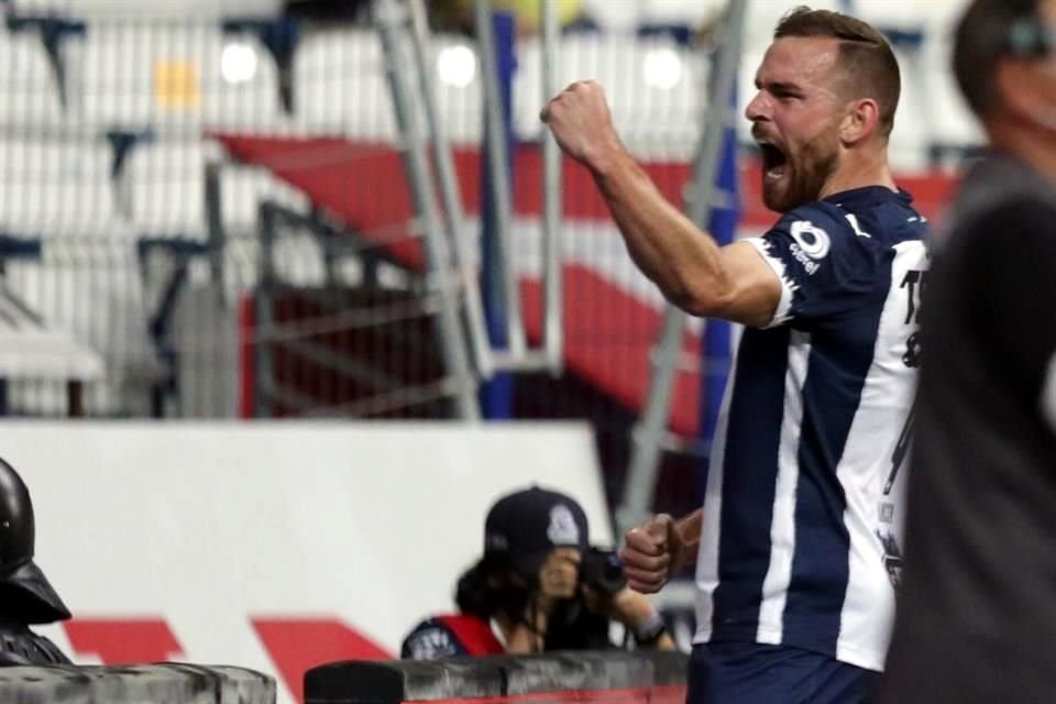 El holandés celebró así su gol en el inicio del partido.