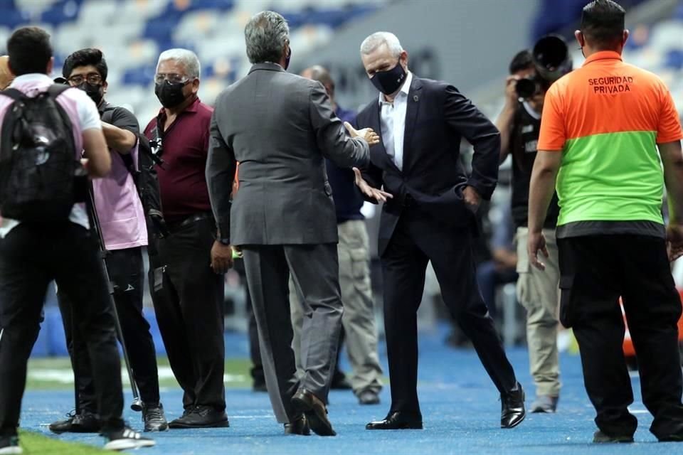 Tomás Boy y Javier Aguirre se saludaron tras muchos años de no coincidir.