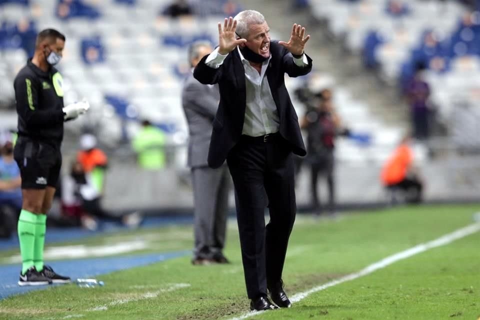 En el segundo tiempo, Rayados batalló con Mazatlán, lo que molestaba a Javier Aguirre.