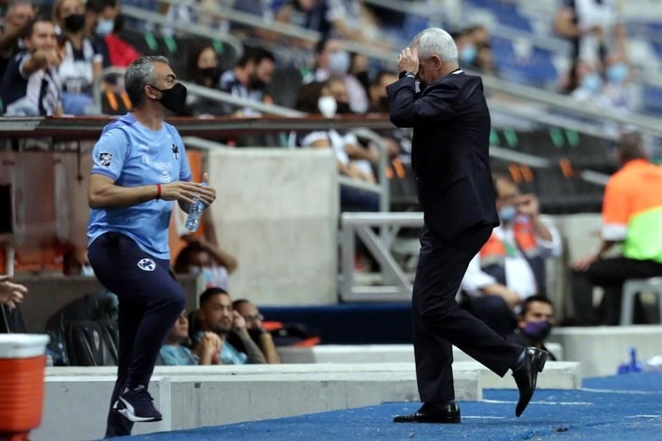 Javier Aguirre entró por momentos en la desesperación.