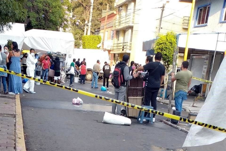 a líder del tianguis Escuadrón 201 fue asesinada a balazos y su nieta de unos 15 años quedó herida sobre la banqueta en calle Rodolfo Usigli, Iztapalapa.