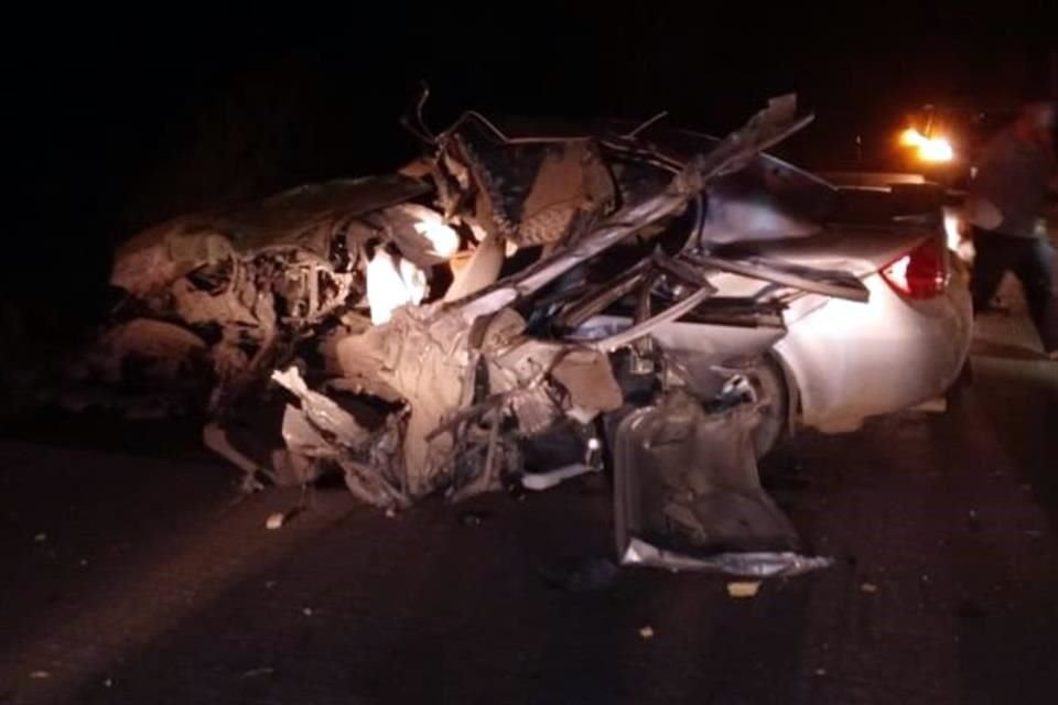 El accidente se registró poco después de las 22:00 horas, en la Carretera a Miguel Alemán, en el tramo comprendido entre Cerralvo y General Treviño.