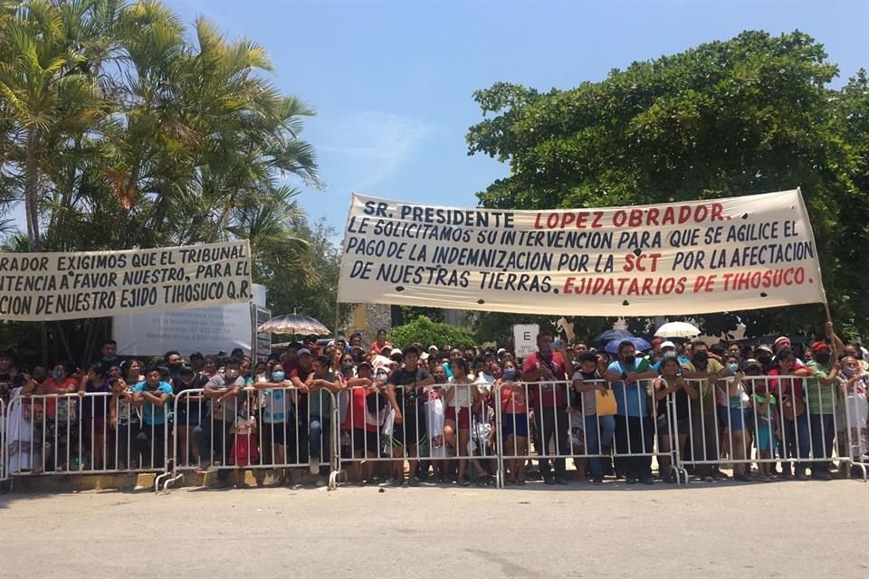 Ejidatarios de Tihosuco que exigen pago justo por tierras se manifestaron durante la gira del Presidente López Obrador por Quintana Roo.