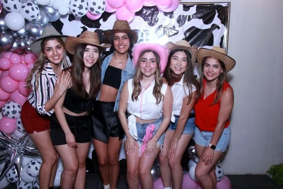 Katherine Martínez, Ana Victoria Chávez, Barbie Leal, Karina Silva Méndez, Gaby Hernández, Katy Engels y Perla Mora