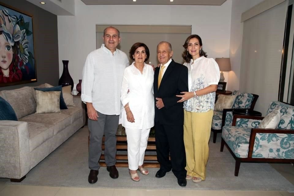 Eduardo Guajardo, María de Carmen González de González, Félix González Lozano y Mary Carmen González de Guajardo