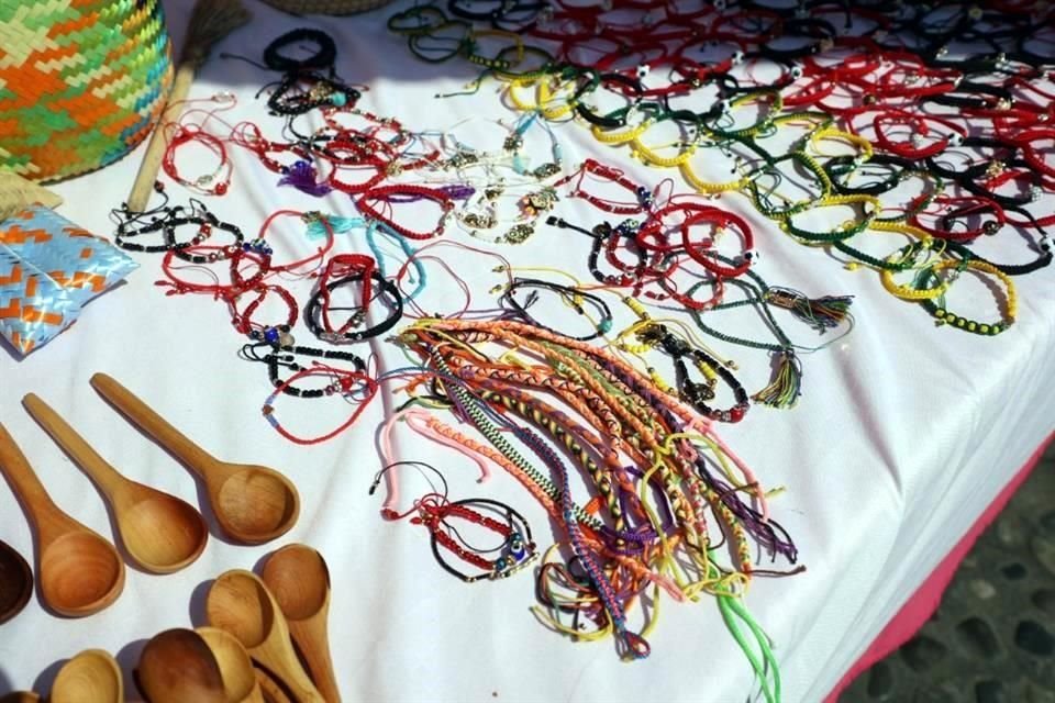 Algunas familias se dedican a fabricar accesorios como pulseras, aretes y collares.
