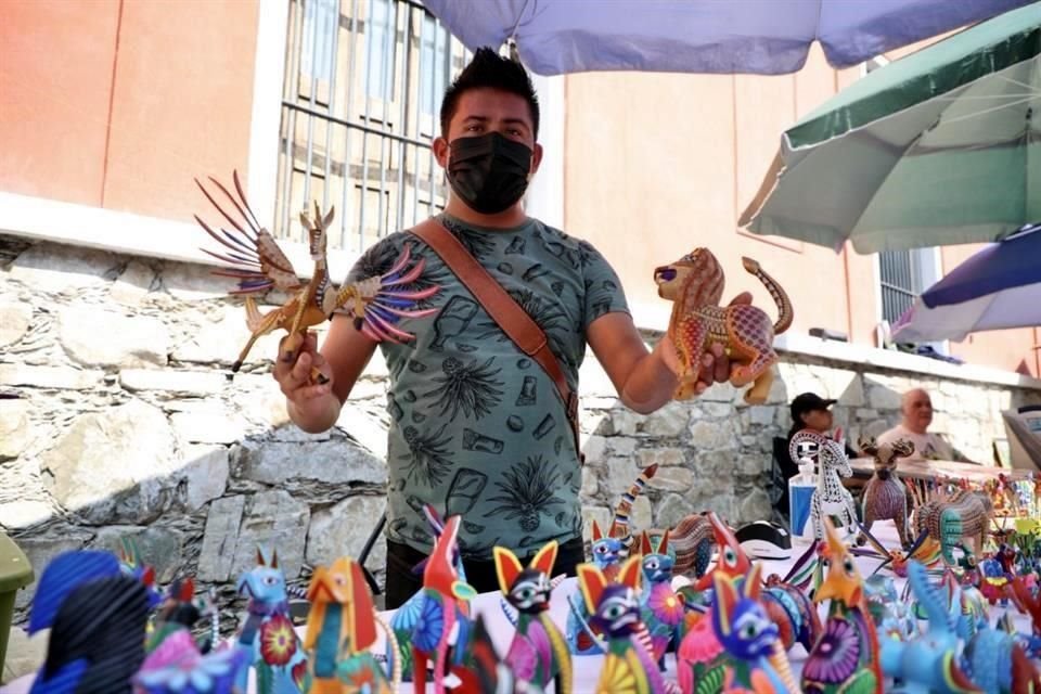 Eduardo López realiza alebrijes en diferentes diseños, tamaños y materiales. También hace figuras personalizadas.