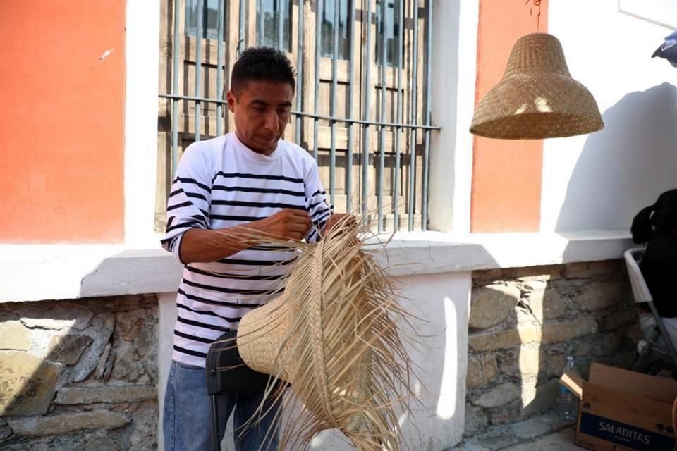 Genaro López innovó sus artesanías y ahora realiza lámparas con hojas de palma natural.