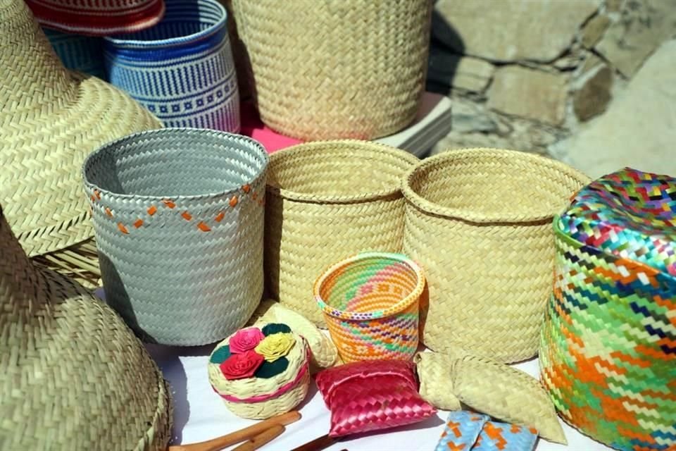Entre la venta de artesanías mixtecas había bolsas y canastos hechas de hoja de palma.