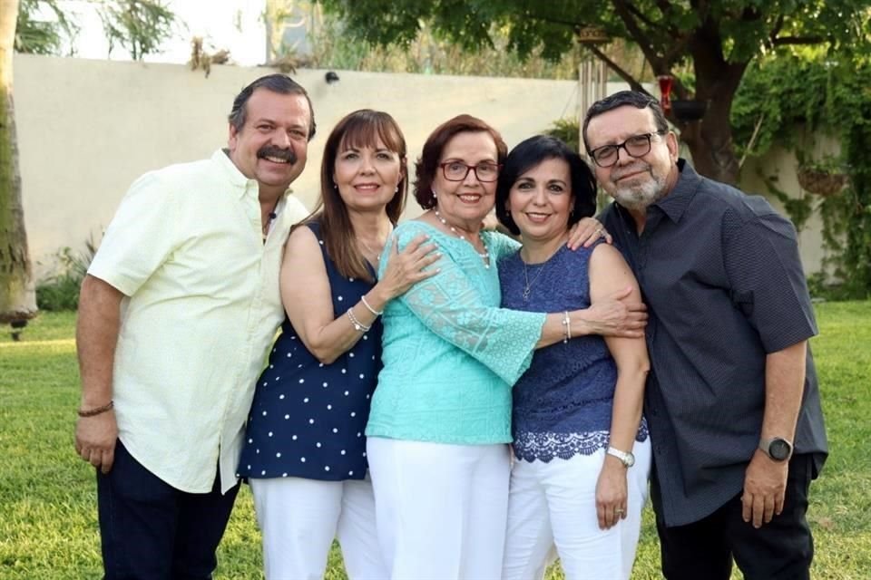 Roberto Rodríguez, Martha Nelly Rodríguez, Noelia Rodríguez, Mirthala Rodríguez y Miguel Rodríguez