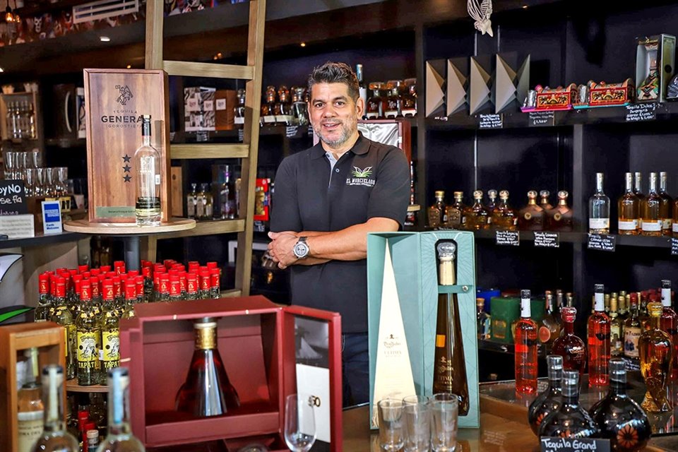 Jorge Martínez Lozano difunde su pasión por los destilados en sus tequilerías El Murciélago.