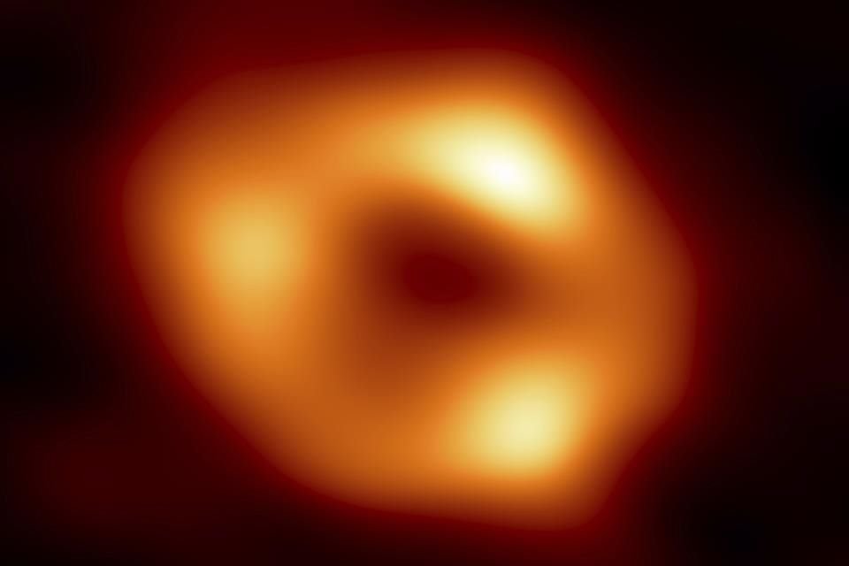 Esta imagen del Event Horizon Telescope Collaboration muestra el agujero negro ubicado en el centro de la Vía Láctea.