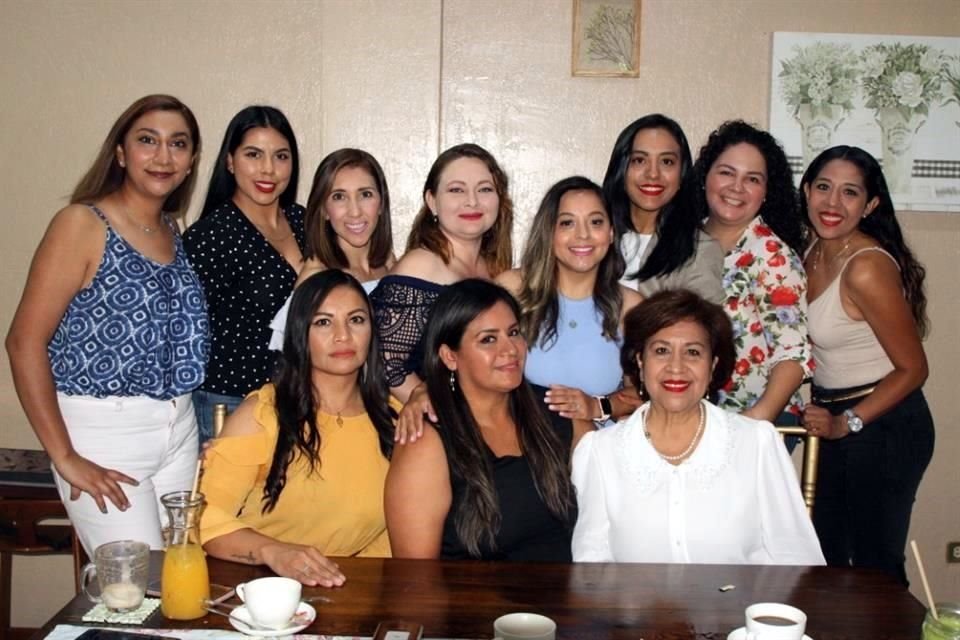 Las mamás de los jugadores de la categoría Biberones de la Liga Iturbiazul, festejaron el 10 de Mayo.