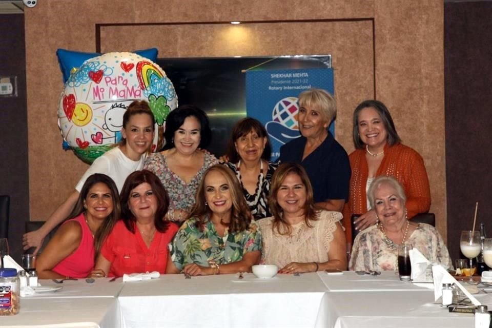 El club Rotarios San Nicolás Bicentenario festejó el 10 de Mayo con una cena.