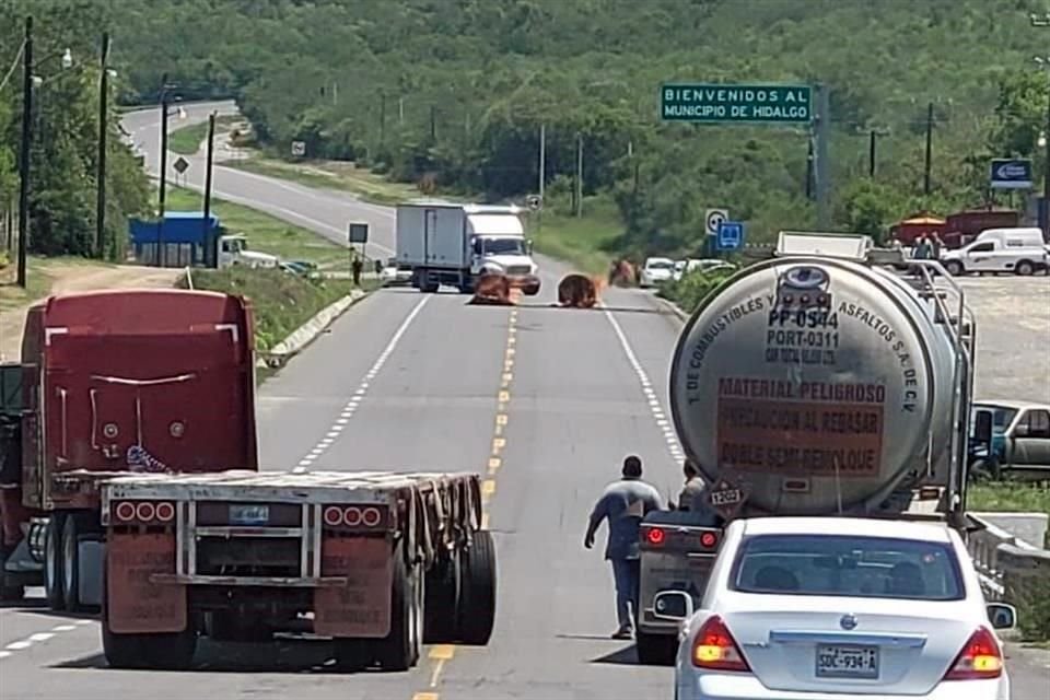 Con transporte de carga y vehículos particulares, los manifestantes bloquearon la carretera Victoria-Monterrey.