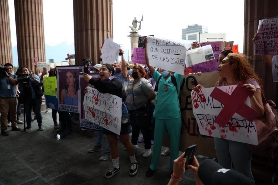 Mujeres integrantes de colectivos se reúnen frente al Palacio de Gobierno para exigir un alto a los feminicidios en Nuevo León.