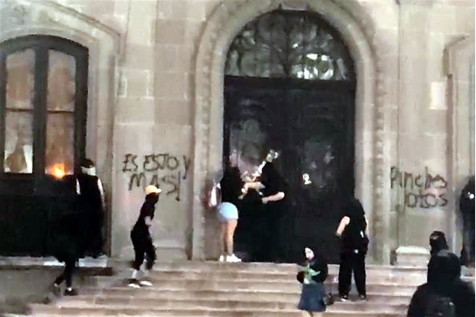 Algunas de las manifestantes realizaron pintas y rompieron vidrios del Palacio.