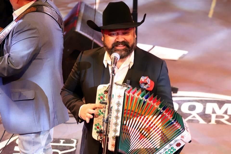 Ricardo Muñoz, vocalista de Intocable dijo que se sintió mal en el concierto en la Plaza México, pero que no se desmayó.