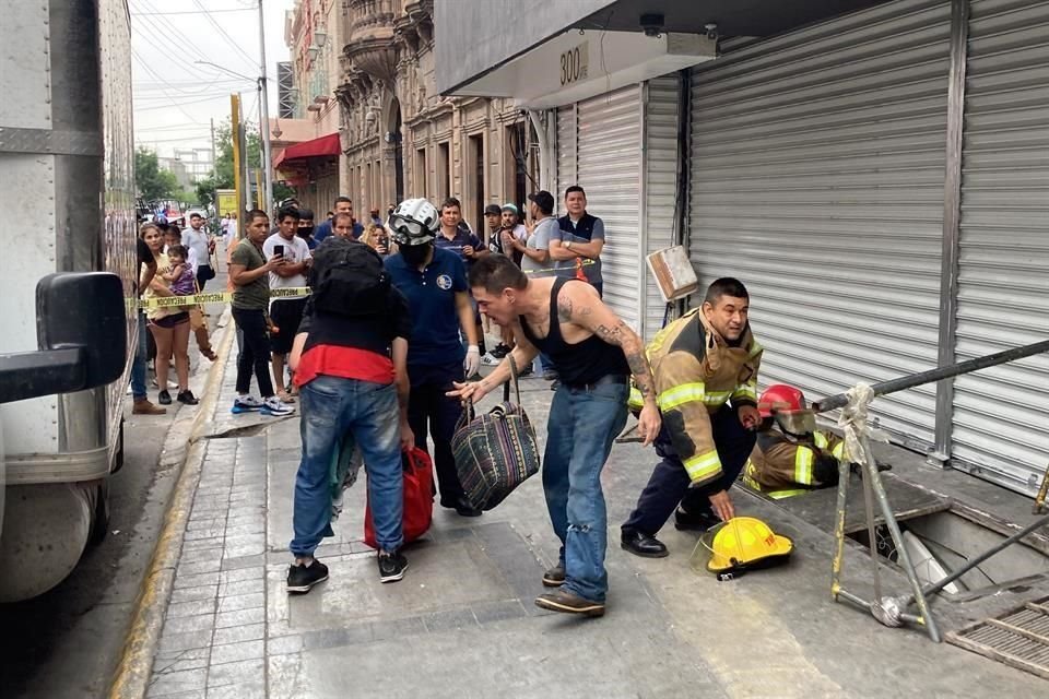 Elementos de Protección Civil de Monterrey y Bomberos entraron por una alcantarilla por la calle Padre Mier, logrando llegar hasta los departamentos, donde rescataron a tres hombres.
