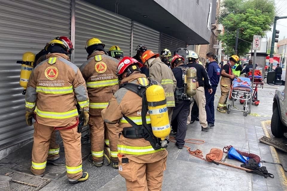 Elementos de Protección Civil de Monterrey y Bomberos entraron por una alcantarilla por la calle Padre Mier, logrando llegar hasta los departamentos, donde rescataron a tres hombres.