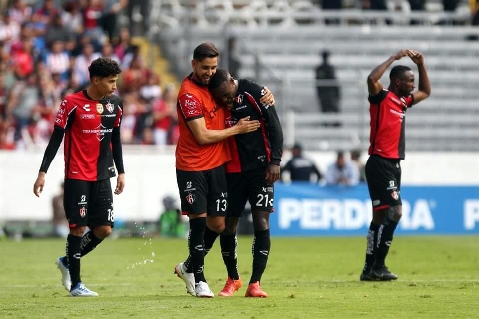 Jugadores rojinegros festejan el gol de Aníbal Chalá.