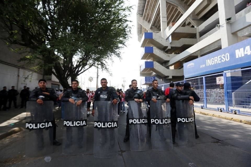 Mása de mil 850 policías estuvieron a cargo de la seguridad en el Estadio Jalisco.